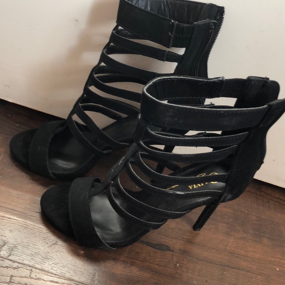 Size 6 1/2 olivia black heels